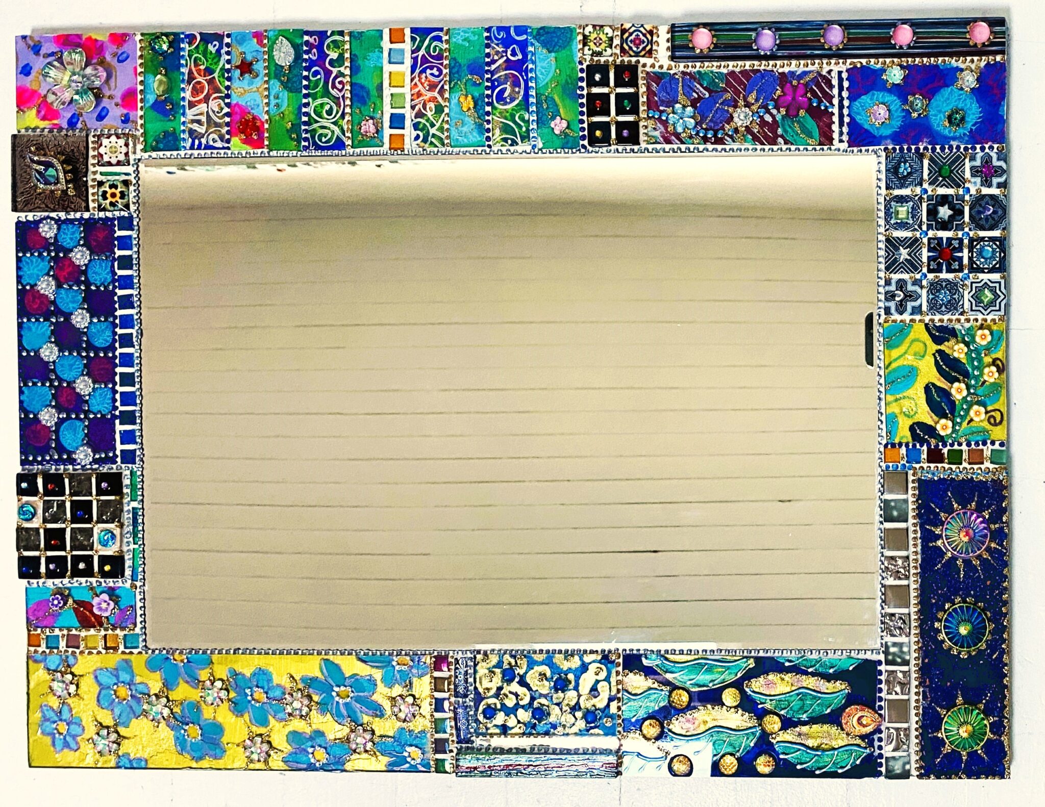 miroir-mosaique-de-verre-savitha-60-x-45-cm-en-verre-peint-et-ceramique-emaux-perles-decoration-en-couleurs