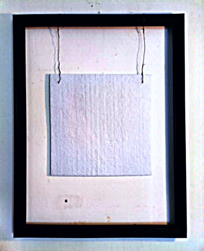 carre-blanc-sur-mur-blanc-mars-2026