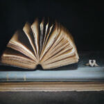 Livre ouvert et cocotes par Jean GAYA