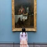 Fille au Louvre 1