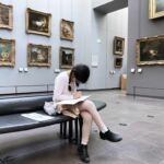 Fille au Louvre 2