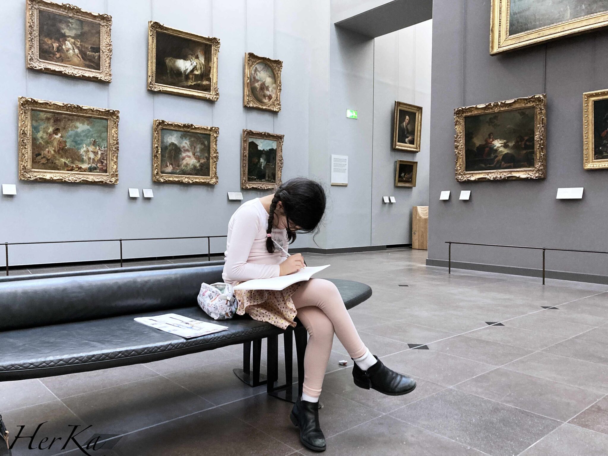 fille-au-louvre-2