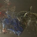 Chutes et sauts au T-shirt bleu