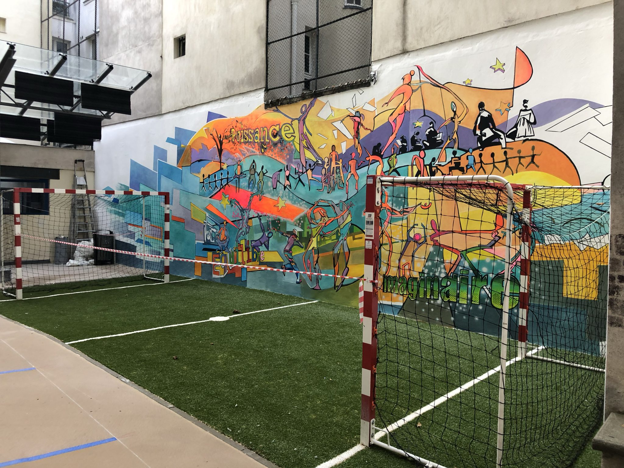 fresque-realisee-sur-mur-du-college-yvonne-le-tac-a-paris