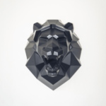 Sculpture murale d\'une tête de lion en métal peinte en noir par MAIRE Cyril