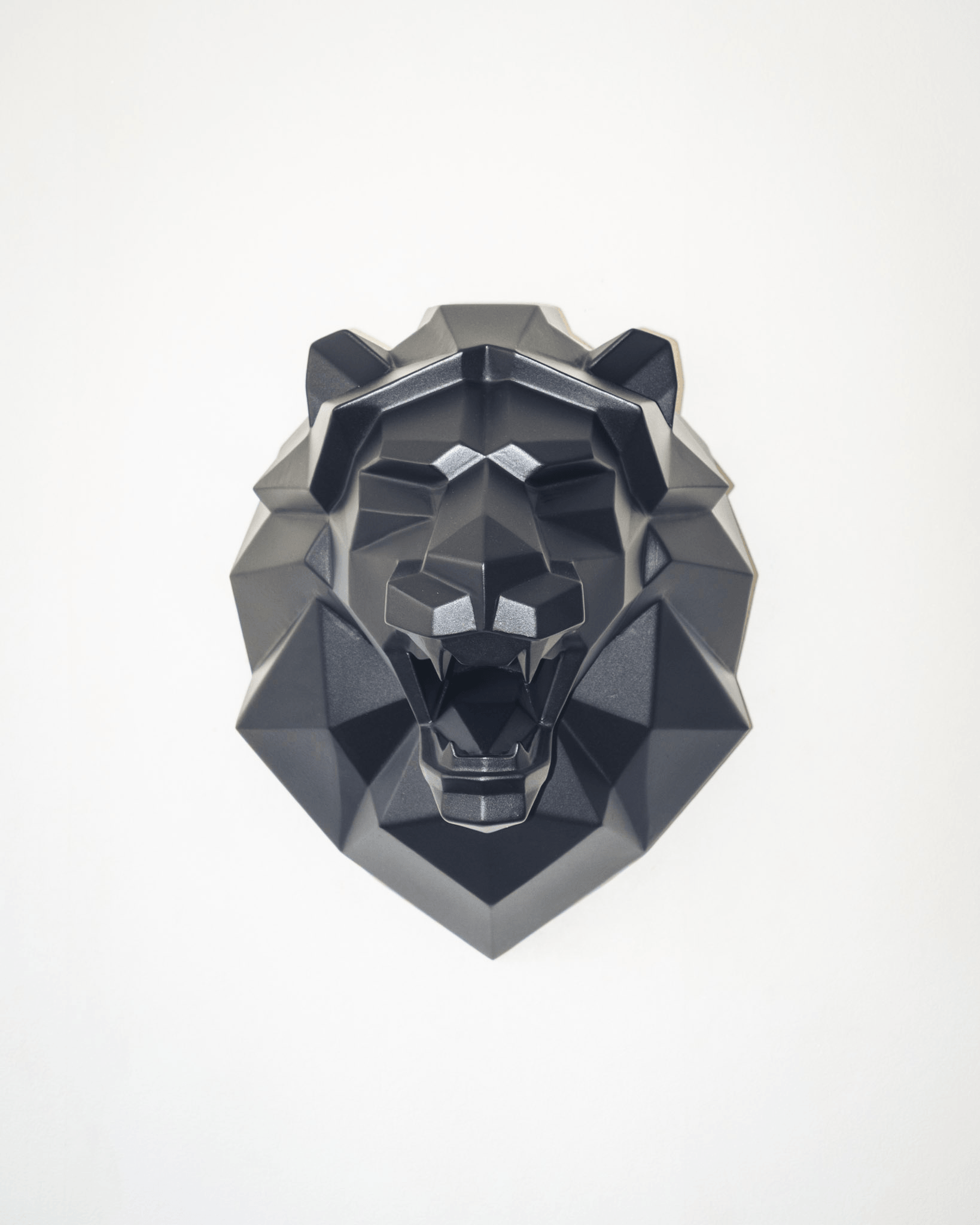 sculpture-murale-dune-tete-de-lion-en-metal-peinte-en-noir