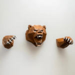 Sculpture murale ours en acier Corten et inox – Ours en métal sortant du mur par MAIRE Cyril