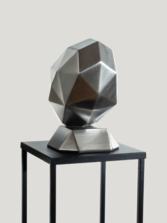 sculpture-dun-ballon-de-rugby-en-metal