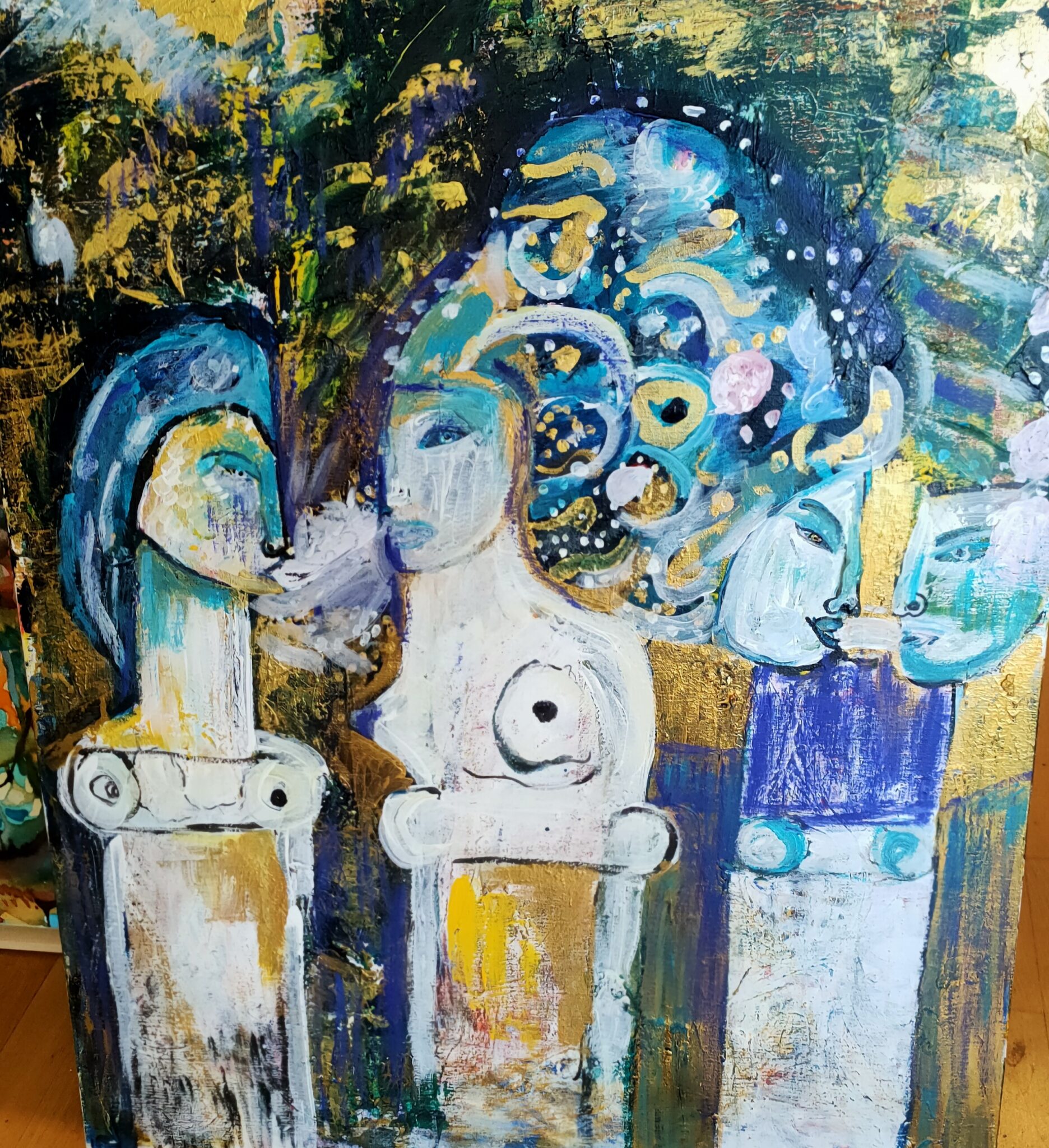 les-quatre-femmes-colonne-dorees