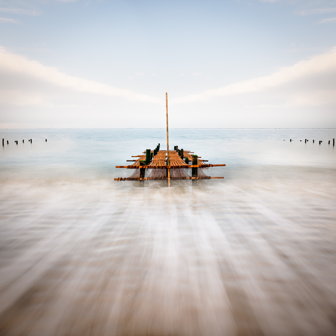 bouchots-collecteurs-radeau-mer-filet