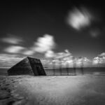 hommes-porte-cube-nuages-sable par Julien LAURENT - Embruns Photographiques