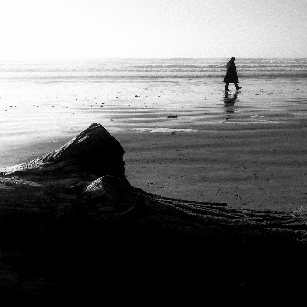 tronc-homme-veste-chapeau-mer-marche