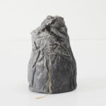 221009 - Acrylique, ciment, fil de coton, tissu - 12 x 8 x 7,5 cm par Henri Martraix