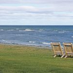 Deux fauteuils en bord de mer