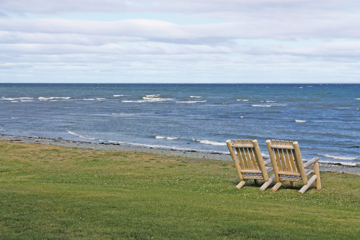 deux-fauteuils-en-bord-de-mer
