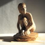 Jeune fille accroupie par Marie-Hélène VALLADE HUET