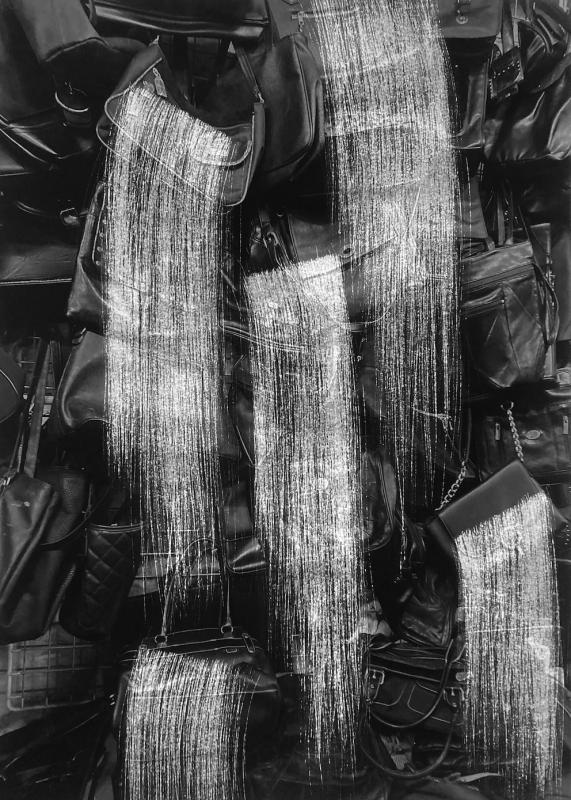 la-cascade-noire-au-bout-de-la-rue-a-19h37-2025