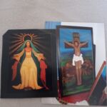 représentation de la petite madone de la paix et du Christ sur la croix
