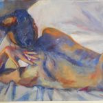 Héloïse, couchée sur le côté, dos nu, main sur l\'épaule