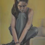 Jeune fille sur les marches d\'un escalier