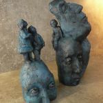 enfants dubitatifs sur une tête / perdu dans le monde des grands