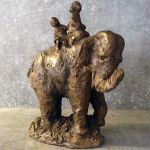 Partir découvrir le monde sur un éléphant...