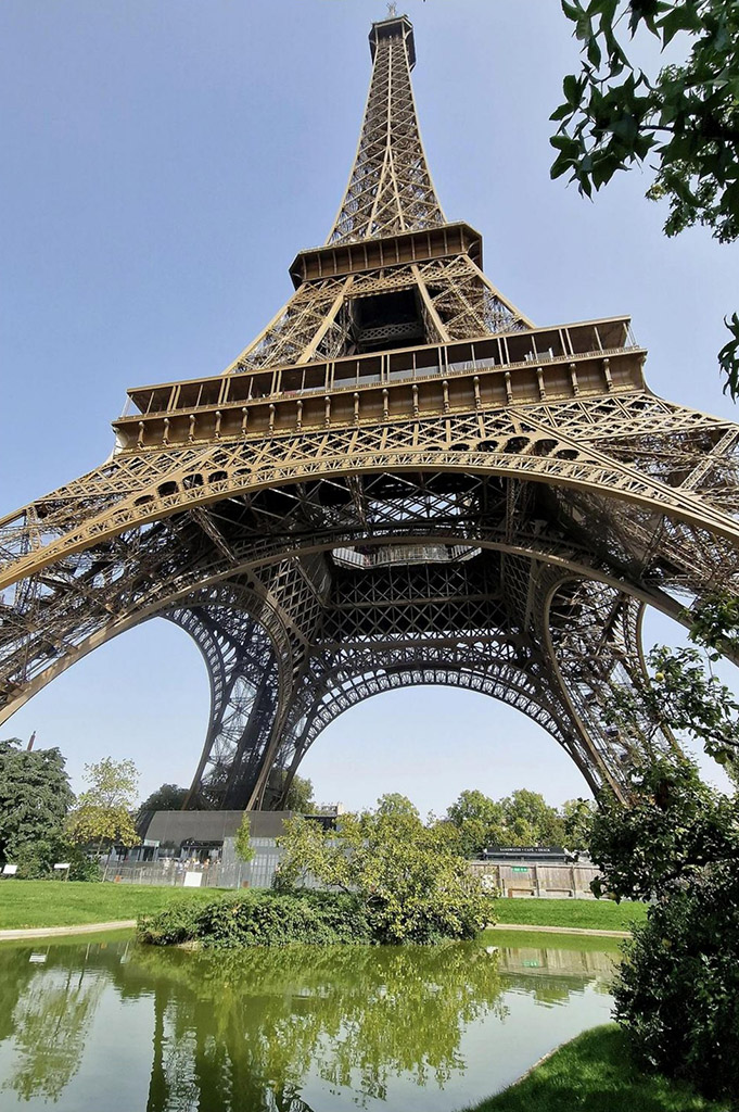 la-tour-eiffel-perspective-paisible