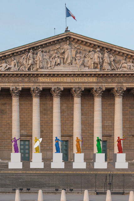 Sur les marches de l’Assemblée nationale LA BEAUTÉ ET LE GESTE